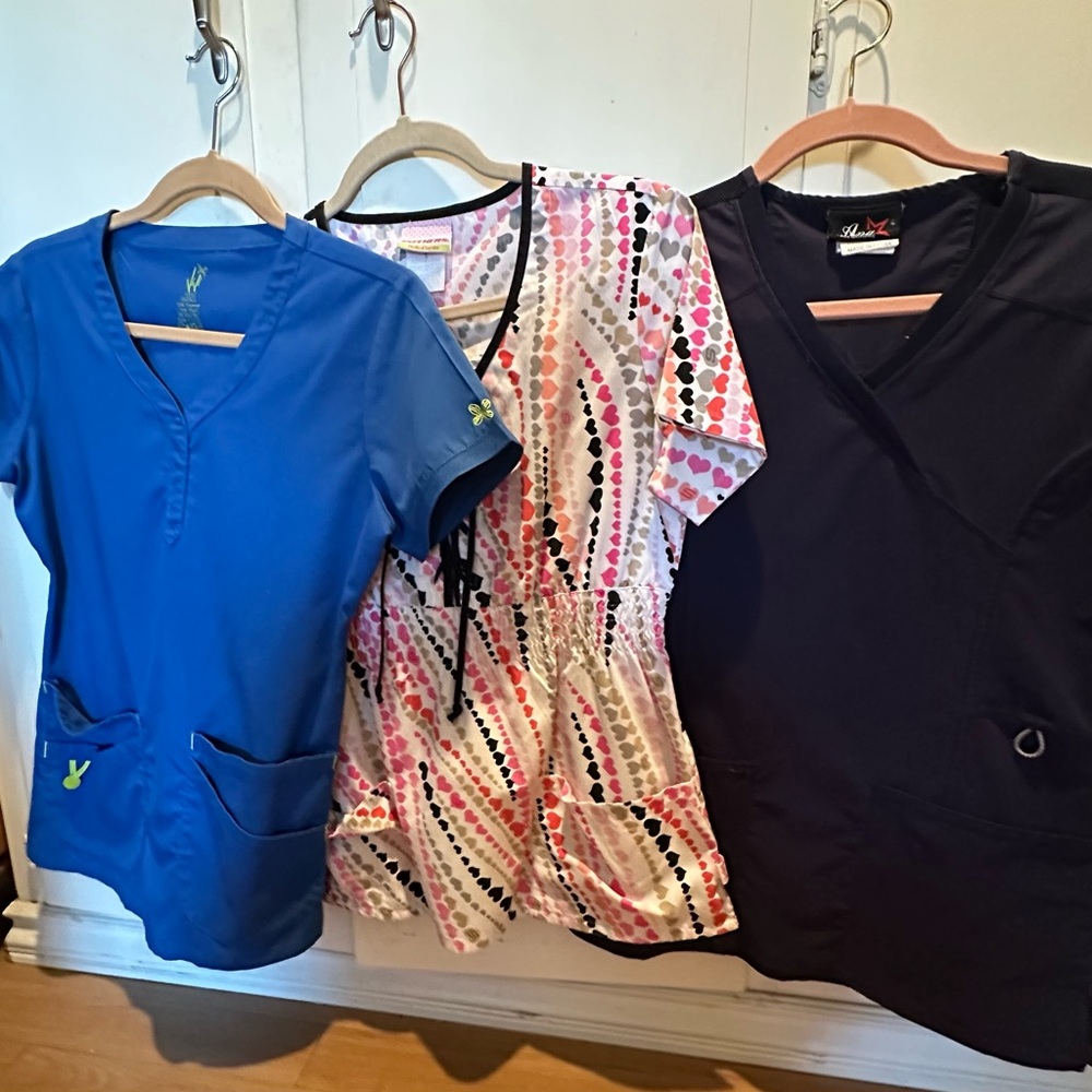WonderWink Navy Blue V-Neck Women's Scrub Top with Yellow Accent